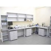 Лабораторный комплект столов с навесными шкафами и стеллажами